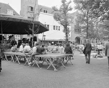 884148 Gezicht op het 'Feestterrein Max Havelaar' op het Janskerkhof te Utrecht, ingericht door het Utrechtsch ...
